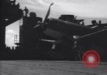 Image F4U avion a l'atterrissage mésaventure le USS Bunker Hill théâtre du Pacifique, 1944, de la seconde 24 séquences d'archives historiques vidéo 65675027960
