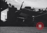 Image F4U avion a l'atterrissage mésaventure le USS Bunker Hill théâtre du Pacifique, 1944, de la seconde 25 séquences d'archives historiques vidéo 65675027960