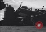Image F4U avion a l'atterrissage mésaventure le USS Bunker Hill théâtre du Pacifique, 1944, de la seconde 26 séquences d'archives historiques vidéo 65675027960