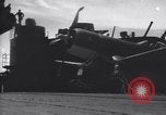 Image F4U avion a l'atterrissage mésaventure le USS Bunker Hill théâtre du Pacifique, 1944, de la seconde 27 séquences d'archives historiques vidéo 65675027960
