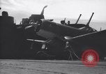 Image F4U avion a l'atterrissage mésaventure le USS Bunker Hill théâtre du Pacifique, 1944, de la seconde 29 séquences d'archives historiques vidéo 65675027960