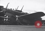 Image F4U avion a l'atterrissage mésaventure le USS Bunker Hill théâtre du Pacifique, 1944, de la seconde 31 séquences d'archives historiques vidéo 65675027960