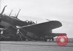 Image F4U avion a l'atterrissage mésaventure le USS Bunker Hill théâtre du Pacifique, 1944, de la seconde 33 séquences d'archives historiques vidéo 65675027960