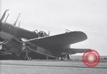 Image F4U avion a l'atterrissage mésaventure le USS Bunker Hill théâtre du Pacifique, 1944, de la seconde 34 séquences d'archives historiques vidéo 65675027960