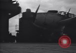 Image Grumman TBF Avenger nez d'avions de plus sur le pont du USS Bunker Hill théâtre du Pacifique, 1944, de la seconde 11 séquences d'archives historiques vidéo 65675027961