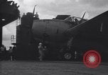 Image Grumman TBF Avenger nez d'avions de plus sur le pont du USS Bunker Hill théâtre du Pacifique, 1944, de la seconde 40 séquences d'archives historiques vidéo 65675027961