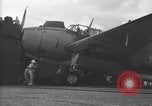 Image Grumman TBF Avenger nez d'avions de plus sur le pont du USS Bunker Hill théâtre du Pacifique, 1944, de la seconde 43 séquences d'archives historiques vidéo 65675027961