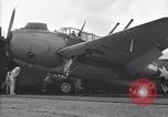 Image Grumman TBF Avenger nez d'avions de plus sur le pont du USS Bunker Hill théâtre du Pacifique, 1944, de la seconde 45 séquences d'archives historiques vidéo 65675027961