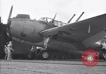 Image Grumman TBF Avenger nez d'avions de plus sur le pont du USS Bunker Hill théâtre du Pacifique, 1944, de la seconde 46 séquences d'archives historiques vidéo 65675027961