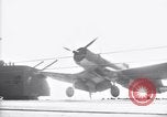 Image F4U avion qui s'écrase sur le pont du USS Bunker Hill théâtre du Pacifique, 1944, de la seconde 3 séquences d'archives historiques vidéo 65675027962
