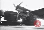 Image F4U avion qui s'écrase sur le pont du USS Bunker Hill théâtre du Pacifique, 1944, de la seconde 5 séquences d'archives historiques vidéo 65675027962