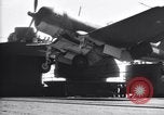 Image F4U avion qui s'écrase sur le pont du USS Bunker Hill théâtre du Pacifique, 1944, de la seconde 6 séquences d'archives historiques vidéo 65675027962