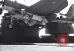 Image F4U avion qui s'écrase sur le pont du USS Bunker Hill théâtre du Pacifique, 1944, de la seconde 7 séquences d'archives historiques vidéo 65675027962