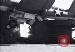 Image F4U avion qui s'écrase sur le pont du USS Bunker Hill théâtre du Pacifique, 1944, de la seconde 8 séquences d'archives historiques vidéo 65675027962