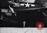 Image F4U avion qui s'écrase sur le pont du USS Bunker Hill théâtre du Pacifique, 1944, de la seconde 10 séquences d'archives historiques vidéo 65675027962