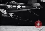 Image F4U avion qui s'écrase sur le pont du USS Bunker Hill théâtre du Pacifique, 1944, de la seconde 11 séquences d'archives historiques vidéo 65675027962