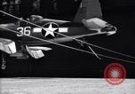 Image F4U avion qui s'écrase sur le pont du USS Bunker Hill théâtre du Pacifique, 1944, de la seconde 12 séquences d'archives historiques vidéo 65675027962