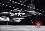 Image F4U avion qui s'écrase sur le pont du USS Bunker Hill théâtre du Pacifique, 1944, de la seconde 13 séquences d'archives historiques vidéo 65675027962