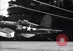 Image F4U avion qui s'écrase sur le pont du USS Bunker Hill théâtre du Pacifique, 1944, de la seconde 14 séquences d'archives historiques vidéo 65675027962