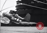 Image F4U avion qui s'écrase sur le pont du USS Bunker Hill théâtre du Pacifique, 1944, de la seconde 15 séquences d'archives historiques vidéo 65675027962