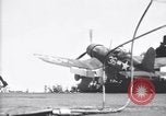 Image F4U avion qui s'écrase sur le pont du USS Bunker Hill théâtre du Pacifique, 1944, de la seconde 17 séquences d'archives historiques vidéo 65675027962