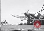 Image F4U avion qui s'écrase sur le pont du USS Bunker Hill théâtre du Pacifique, 1944, de la seconde 18 séquences d'archives historiques vidéo 65675027962