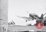 Image F4U avion qui s'écrase sur le pont du USS Bunker Hill théâtre du Pacifique, 1944, de la seconde 19 séquences d'archives historiques vidéo 65675027962