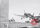 Image F4U avion qui s'écrase sur le pont du USS Bunker Hill théâtre du Pacifique, 1944, de la seconde 20 séquences d'archives historiques vidéo 65675027962