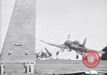 Image F4U avion qui s'écrase sur le pont du USS Bunker Hill théâtre du Pacifique, 1944, de la seconde 22 séquences d'archives historiques vidéo 65675027962