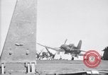 Image F4U avion qui s'écrase sur le pont du USS Bunker Hill théâtre du Pacifique, 1944, de la seconde 23 séquences d'archives historiques vidéo 65675027962