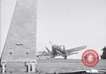 Image F4U avion qui s'écrase sur le pont du USS Bunker Hill théâtre du Pacifique, 1944, de la seconde 25 séquences d'archives historiques vidéo 65675027962