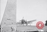 Image F4U avion qui s'écrase sur le pont du USS Bunker Hill théâtre du Pacifique, 1944, de la seconde 26 séquences d'archives historiques vidéo 65675027962