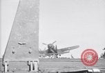 Image F4U avion qui s'écrase sur le pont du USS Bunker Hill théâtre du Pacifique, 1944, de la seconde 27 séquences d'archives historiques vidéo 65675027962