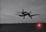 Image F4U des écrasements d'avion sur le pont de l'USS Bunker Hill théâtre du Pacifique, 1944, de la seconde 4 séquences d'archives historiques vidéo 65675027963