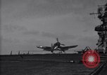 Image F4U des écrasements d'avion sur le pont de l'USS Bunker Hill théâtre du Pacifique, 1944, de la seconde 10 séquences d'archives historiques vidéo 65675027963