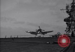 Image F4U des écrasements d'avion sur le pont de l'USS Bunker Hill théâtre du Pacifique, 1944, de la seconde 11 séquences d'archives historiques vidéo 65675027963