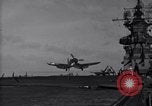 Image F4U des écrasements d'avion sur le pont de l'USS Bunker Hill théâtre du Pacifique, 1944, de la seconde 12 séquences d'archives historiques vidéo 65675027963