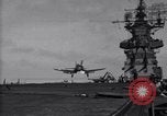 Image F4U des écrasements d'avion sur le pont de l'USS Bunker Hill théâtre du Pacifique, 1944, de la seconde 15 séquences d'archives historiques vidéo 65675027963