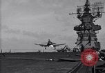 Image F4U des écrasements d'avion sur le pont de l'USS Bunker Hill théâtre du Pacifique, 1944, de la seconde 16 séquences d'archives historiques vidéo 65675027963
