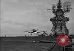 Image F4U des écrasements d'avion sur le pont de l'USS Bunker Hill théâtre du Pacifique, 1944, de la seconde 17 séquences d'archives historiques vidéo 65675027963