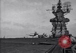 Image F4U des écrasements d'avion sur le pont de l'USS Bunker Hill théâtre du Pacifique, 1944, de la seconde 19 séquences d'archives historiques vidéo 65675027963