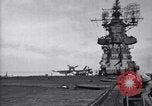 Image F4U des écrasements d'avion sur le pont de l'USS Bunker Hill théâtre du Pacifique, 1944, de la seconde 20 séquences d'archives historiques vidéo 65675027963