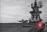 Image F4U des écrasements d'avion sur le pont de l'USS Bunker Hill théâtre du Pacifique, 1944, de la seconde 22 séquences d'archives historiques vidéo 65675027963