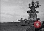 Image F4U des écrasements d'avion sur le pont de l'USS Bunker Hill théâtre du Pacifique, 1944, de la seconde 24 séquences d'archives historiques vidéo 65675027963