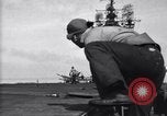 Image F4U des écrasements d'avion sur le pont de l'USS Bunker Hill théâtre du Pacifique, 1944, de la seconde 29 séquences d'archives historiques vidéo 65675027963