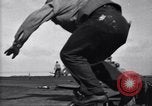 Image F4U des écrasements d'avion sur le pont de l'USS Bunker Hill théâtre du Pacifique, 1944, de la seconde 32 séquences d'archives historiques vidéo 65675027963