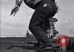 Image F4U des écrasements d'avion sur le pont de l'USS Bunker Hill théâtre du Pacifique, 1944, de la seconde 33 séquences d'archives historiques vidéo 65675027963