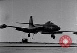 Standbild Landung von Flugzeugen Meer von Japan, 1951, aus Sekunde 5 historischem Filmmaterial Videoclip 65675027973