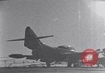 Standbild Landung von Flugzeugen Meer von Japan, 1951, aus Sekunde 29 historischem Filmmaterial Videoclip 65675027973