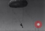 Standbild Marine Recon Einheit Fallschirmspringer California United States USA, 1958, aus Sekunde 49 historischem Filmmaterial Videoclip 65675027978